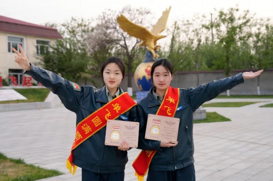 易倍策略 祝贺！陆军首批自主培养女空中领航员顺利单飞
