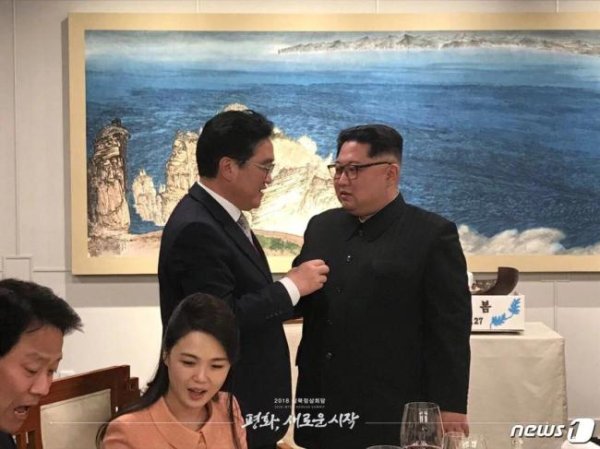 乐蒙网 韩国会议长在北京与金正恩握手